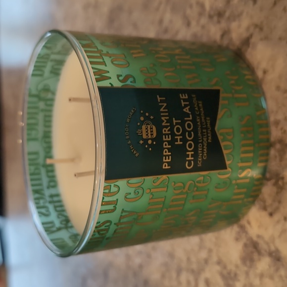 Peppermint hot chocolate candle by bath and body works - Picture 4 of 4